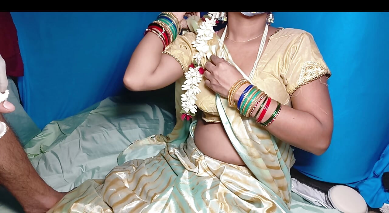 Munh men land daalakar choosne ke baad, aanti ne apni choot ko jhopri jaisa bana kar use chod diya
