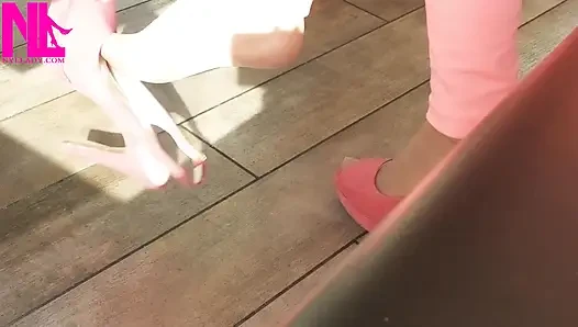 pakai sepatu hak tinggi di bar