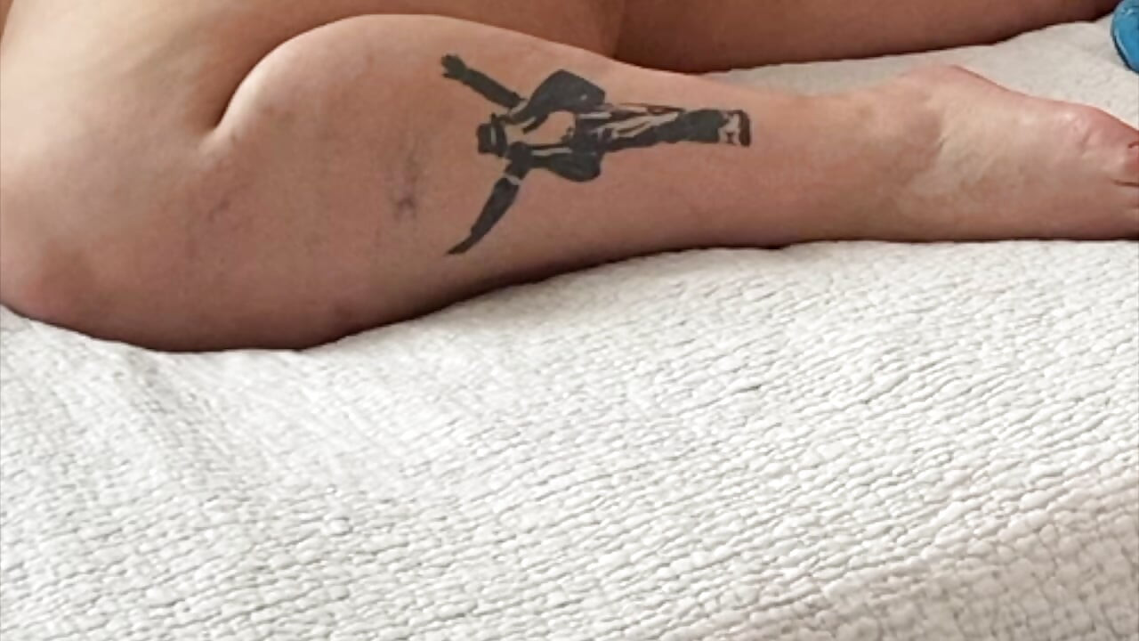 La esposa casada ama la polla dura en su culo por la mañana.