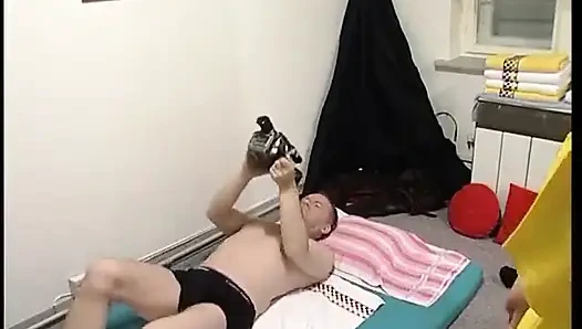 Dua tukang pijat Asia seksi memijat pria yang lebih tua yang beruntung