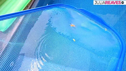 Возбужденная девушка сосет огромный член с камшотом в рот