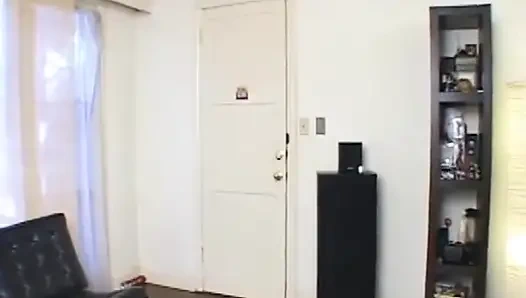 Cewek sange rambut cokelat di-fingering dan dientot habis-habisan di sofa