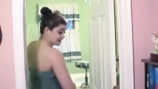 Brunette mandi dan menggosok puting dan memek seksi