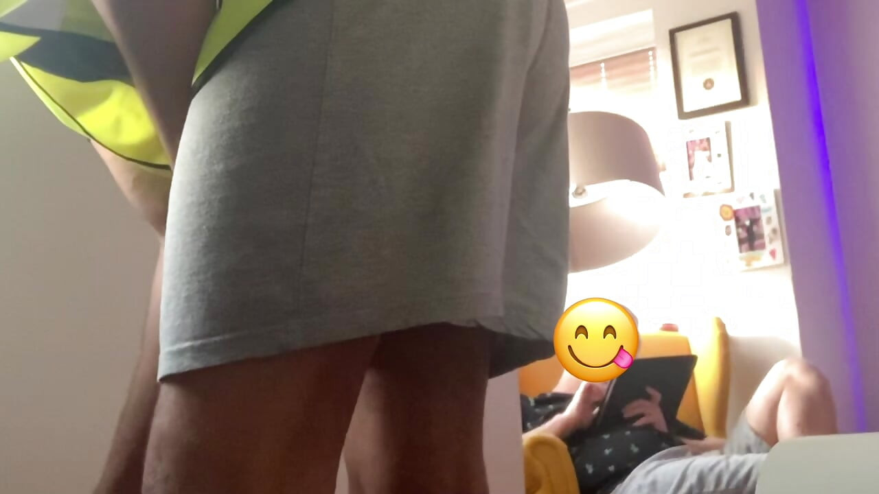 أثناء طلاء الحائط ، شعرت بالقرنية والاسترخاء أمام صديقي.