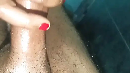 Дези дрочит