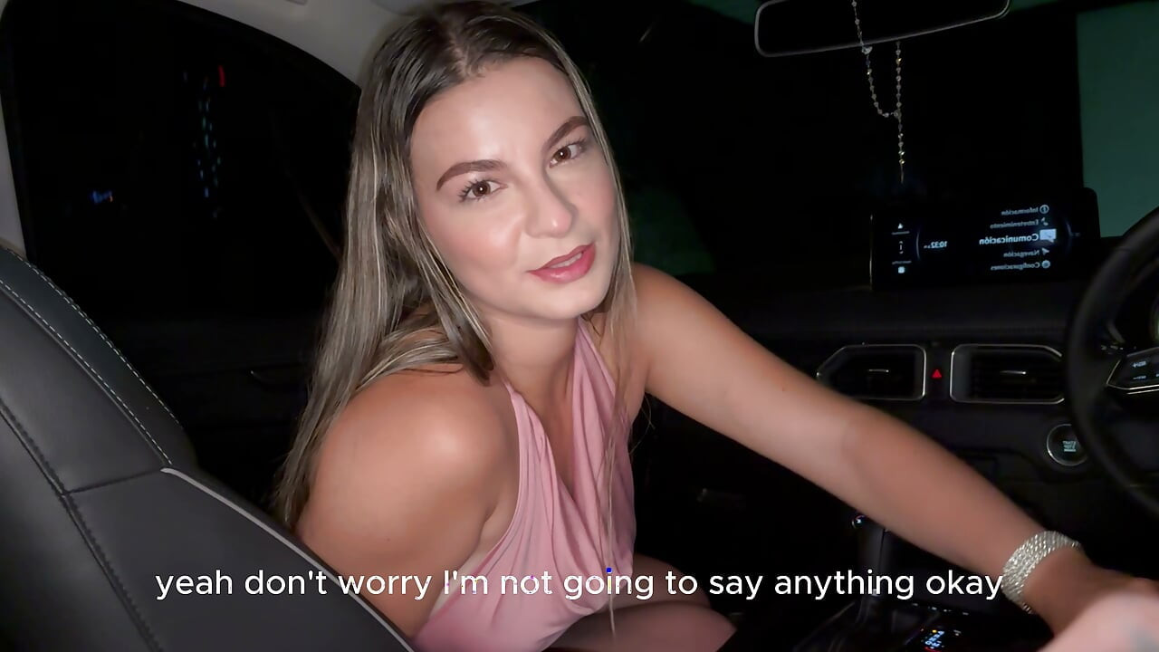 Hijastra Rubia Seduce Al Conductor De Uber De Polla Pequeña Para Follar En El Carro!