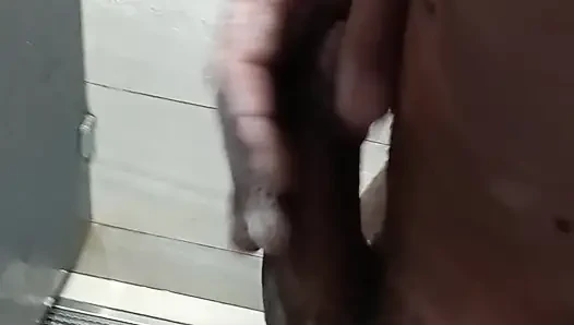 İş yerinde duşta hızlı bir şekilde mastürbasyon