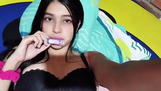 Porno aktrisi Yuliethgomez eşyalarını gösteriyor (gerçek ev yapımı)