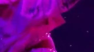 Ariana grande在音乐会7rings中的性感舞蹈