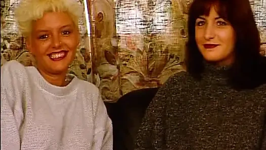 Лесбийские крошки из Германии трогают друг друга