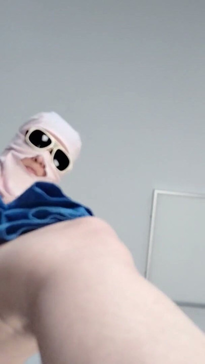 Amateur wife does housework naked. | Clip 1