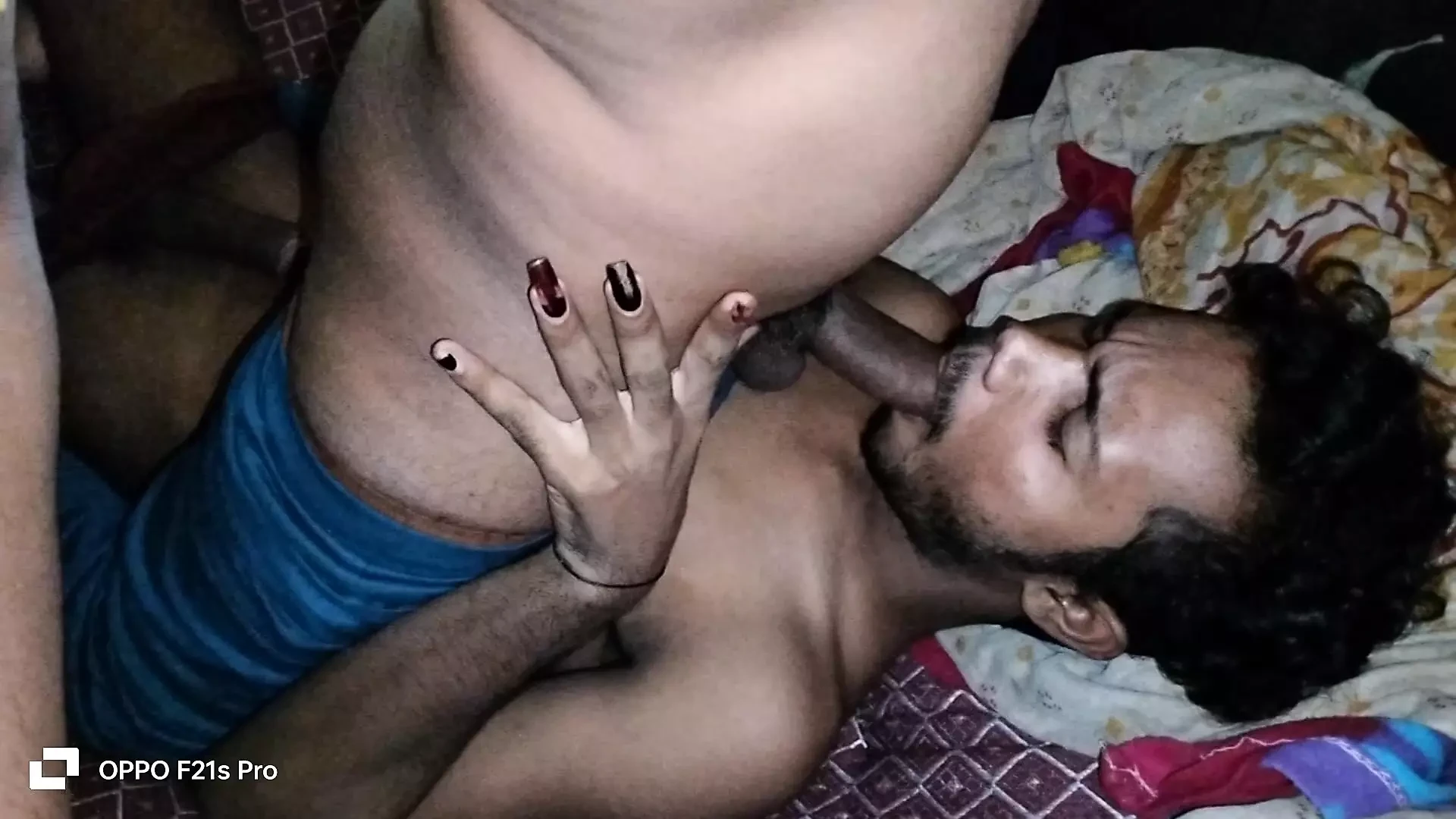 Inderin, altes Bett in einer alten Hütte, gehen Sie in das alte Schlafzimmer und führen Sie den Penis in den Arsch ein, während sie den Penis mit großem Vergnügen schüttelt.