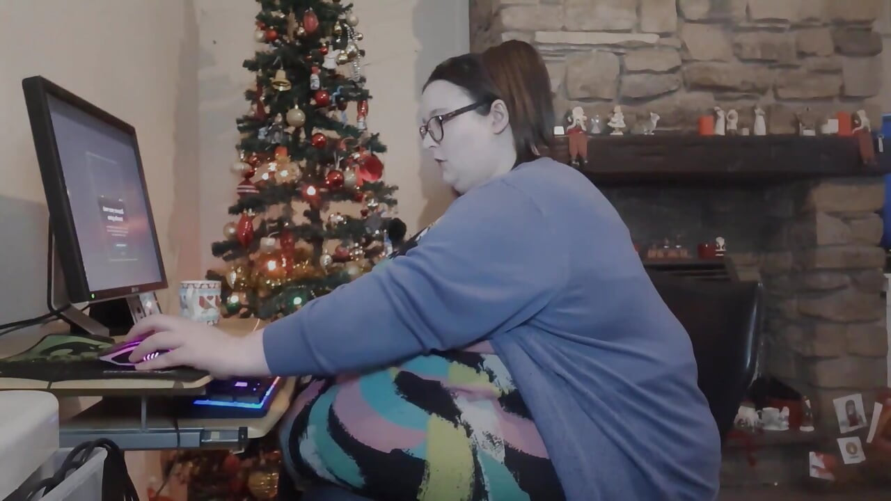 İş yerindeki en şişman kız göbeğini ovuyor