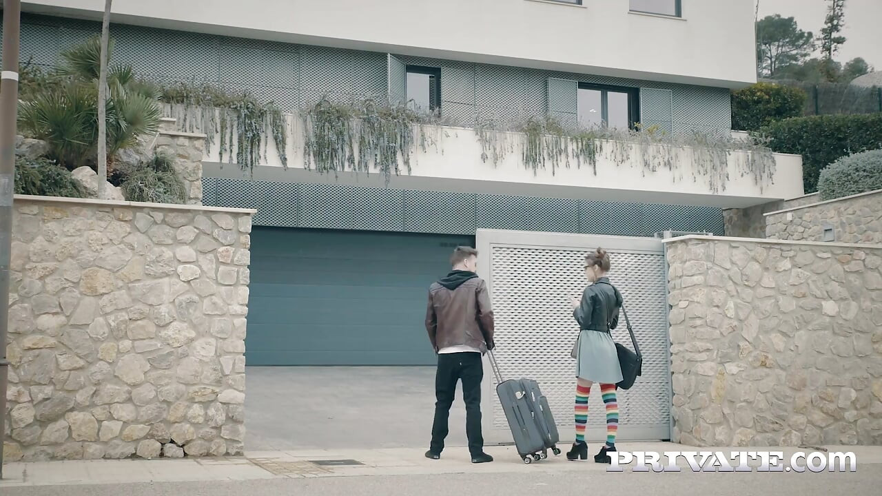 Elle Rose, ovisnica o tetoviranom kurcu jebe se žestoko u analnom seksu
