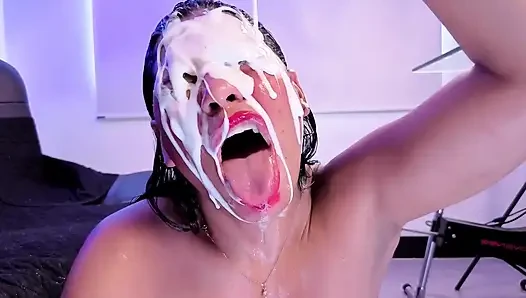 Yarağını yuttuğumda ağzım ıslanıyor ve yüzüme sperm patlıyor
