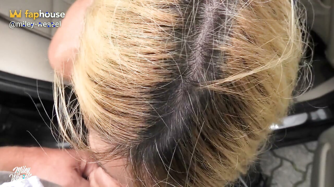 Blond luder lader en fremmed kneppe hende på parkeringspladsen ved motorvejen