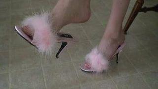 她穿着粉色的marabou拖鞋