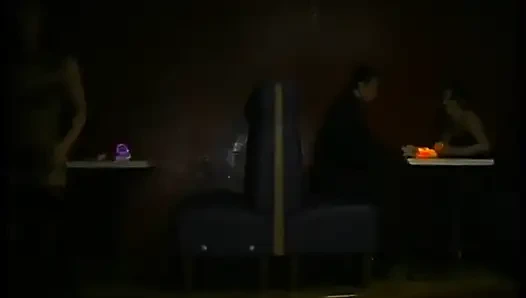 Две красивые брюнетки встречаются в клубе, чтобы потрахаться