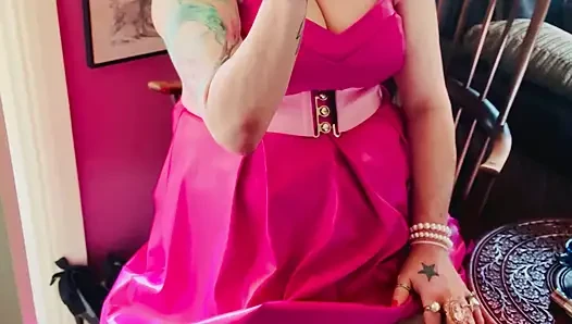 Pink, um die jungs zum zwinkern zu bringen! Tina snua in einem lederkleid, raucht eine zigarre