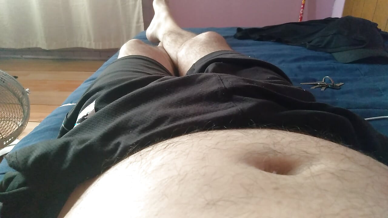 Fofa jovem tem seu pau enorme oleado com luxúria