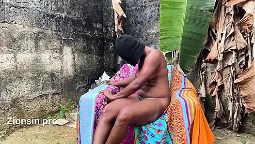 Cewek afrika ngentot hot di luar ruangan di cuaca yang panas