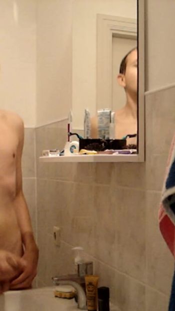 Tímido garoto gay geme e orgasmos no banheiro antes de sair para a escola