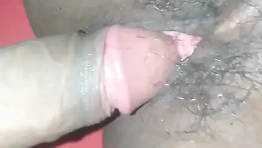 Kocam amımı yalıyor ve yüzünü amcığıma sokuyor ve sonra beni çok sert sikiyor. Hottv403