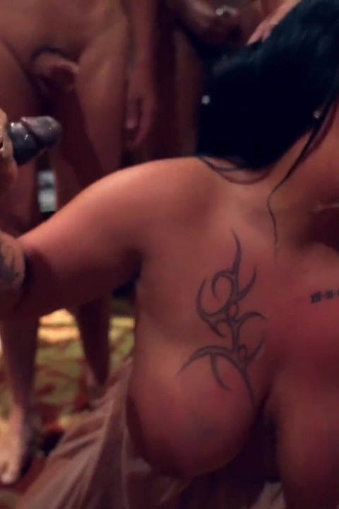 बड़े लंड से घिरी milf(चोदने लायक मम्मी) नष्ट करने के लिए तैयार