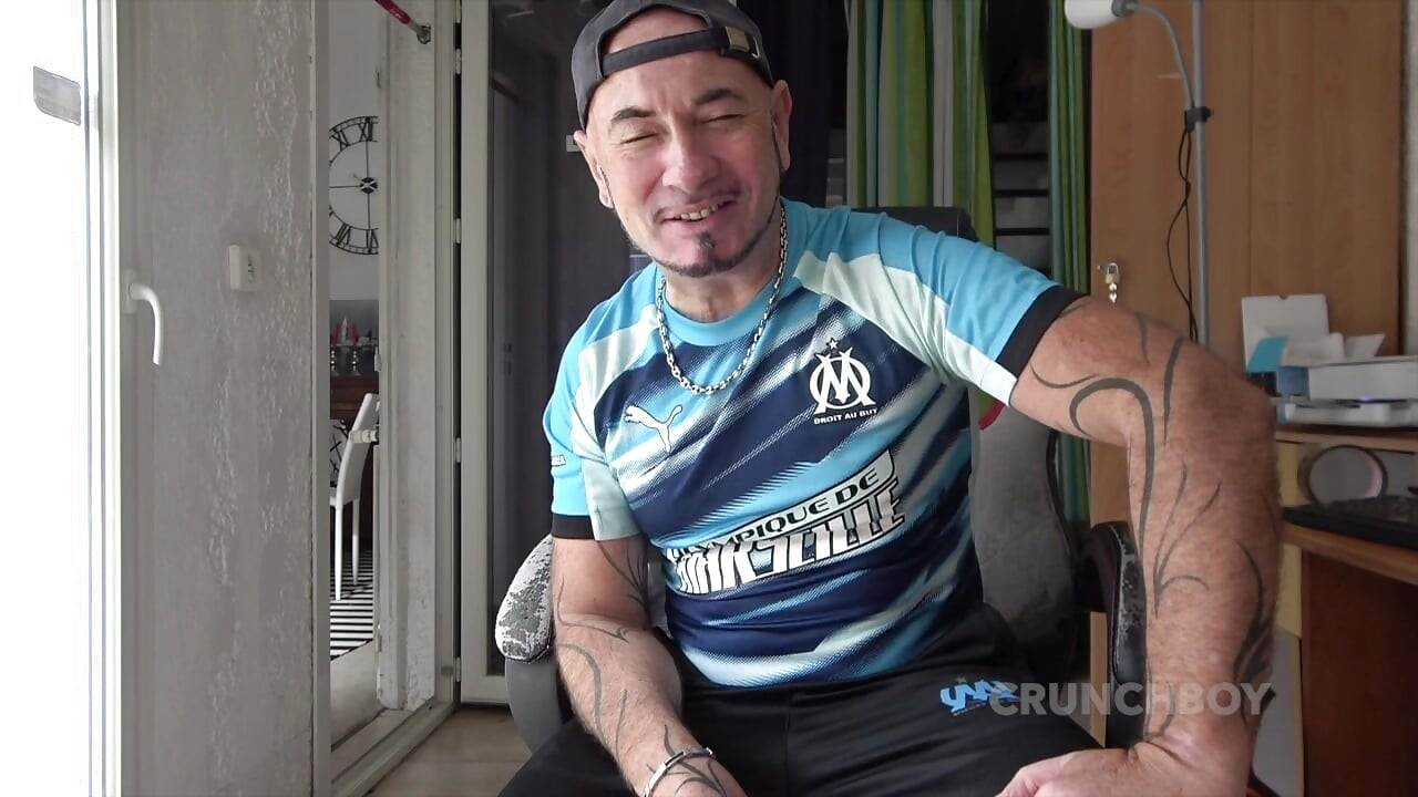 Un gay se fait baiser sans capote par son amie de 22 ans