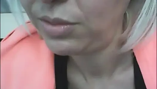 Aku bersumpah dengan temanku Nicoletta Embassi, menunjukkan payudaraku dan benar-benar berbicara vulgar. Kami adalah dua teman nakal
