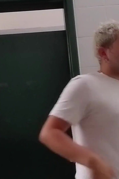 我在偷偷给一个朋友后在公共浴室里露出自己.