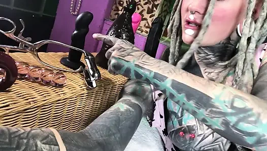 Geiles alternative tätowiertes mädchen zeigt ihr sexspielzeug mit arsch stopfen