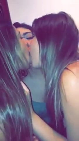 three hot chicks kiss