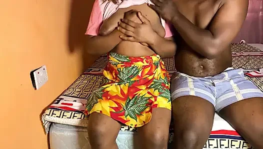 Afrikalı genç hizmetçi patron tarafından sikilmek için gergin görünüyor