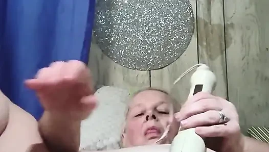 Those Pulsing Vibrations Are so Loud She Cums Roudy