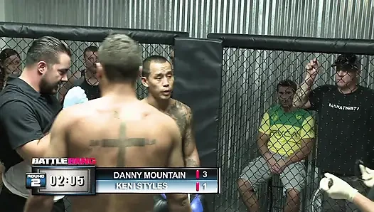 Azgın kaltak sikiş deliğinin güçlü ve şişmiş amcığı spermle dolu görünüyor