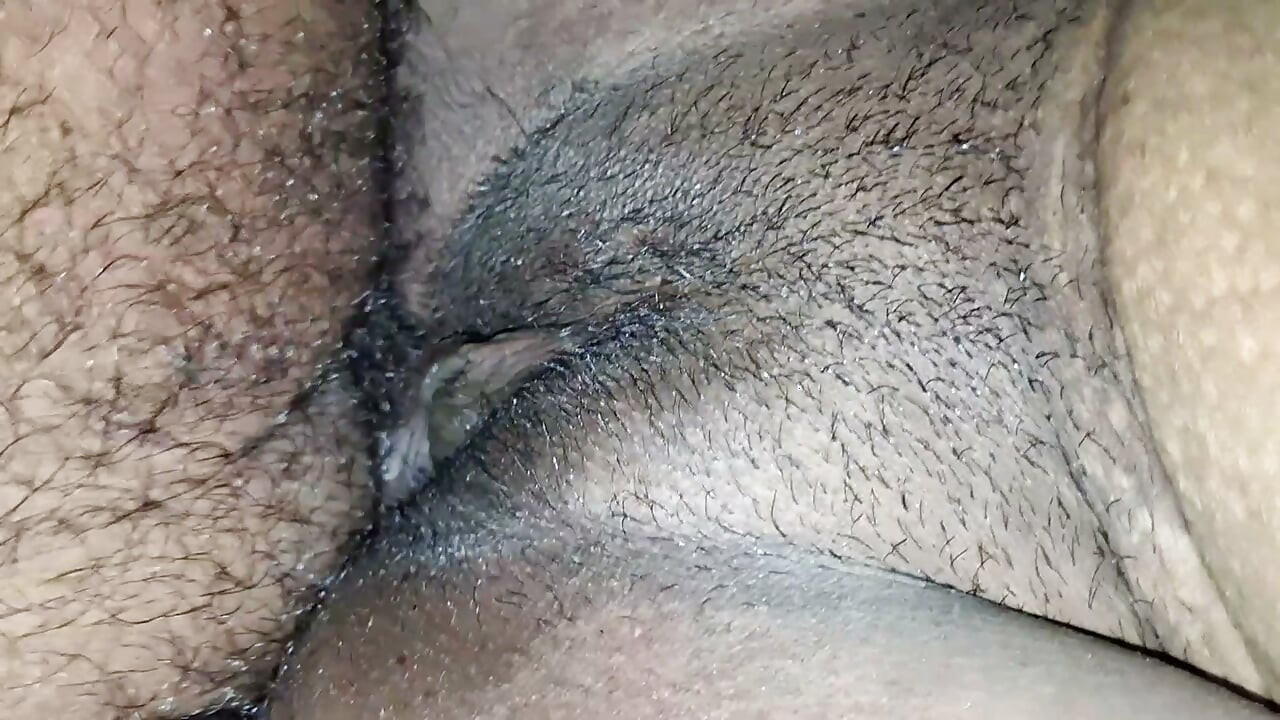 Mulher tamil de aldeia com grande rabo a comer o pau do marido.