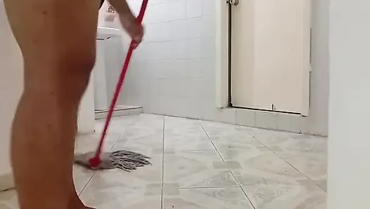 Tombul komşu yeni dairesini temizliyor