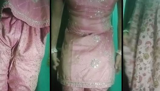 Indische homo travestiet vrouw Gaurisissy in roze Salwar Kurta drukt op haar grote borsten