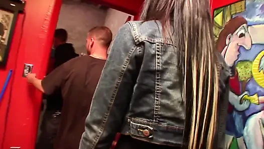 Чернокожей тинке с большой задницей глубоко трахают ее киску