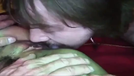 Memek cewek hot rambut cokelat ini dientot habis-habisan sampai dicrot di dalam