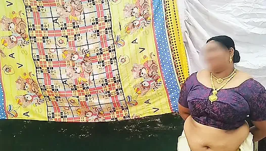Geleneksel kerala tarzı giyinmiş yenge büyük seksi göğüslerini gösteriyor, üstsüz yürüyor