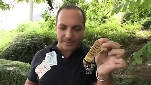 Tatlı sarışın sikiliyor ve götü sert bir yarakla sikiliyor götüne boşalıyor