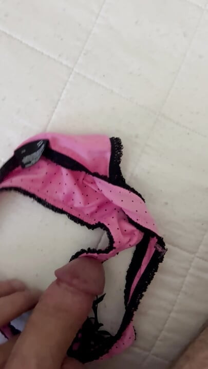 ピンクのパンティは私をイかせる