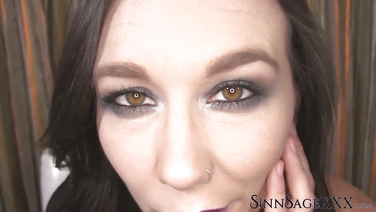 Sinn Sage เน้นตาสีน้ําตาลแดงคนสวยในระยะใกล้เพื่อดูกล้อง
