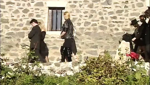 18 Yaşındaki Esmer Genç Kız Yaşlı Adam Tarafından Yakalanıyor... Yoğun açık Havada Karşılaşma!