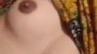 Une fille desi montre sa chatte et ses seins devant la caméra