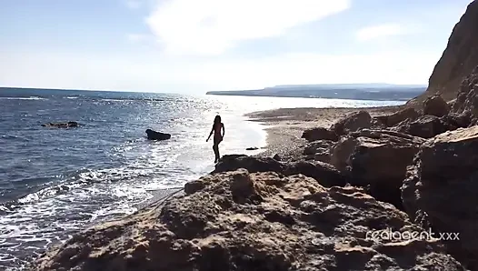 Yalnız gür Rus bebek deniz kıyısındaki kayada amını oyuncak yapıyor