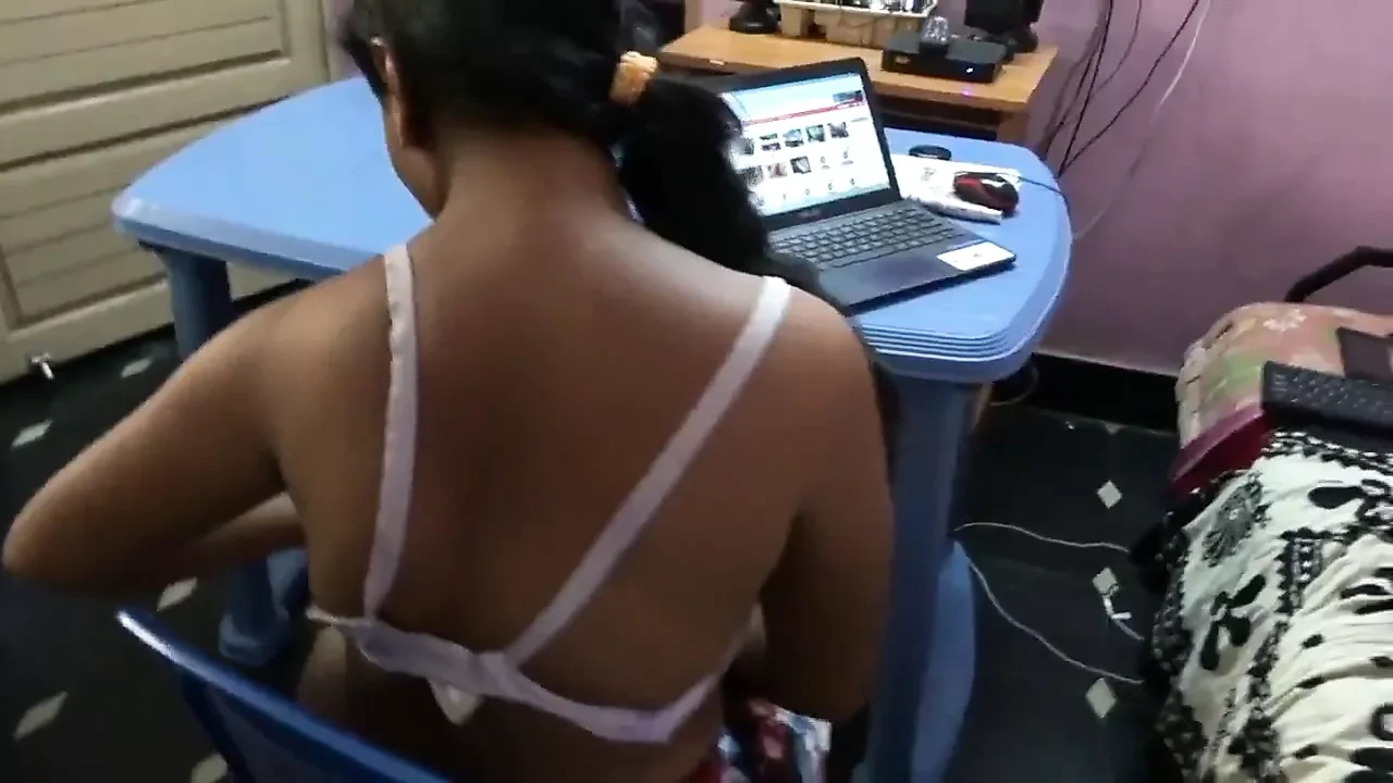 当丈夫不在家时，泰卢固阿姨与叔叔有染