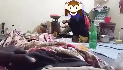 Я готовила, и мужик мастурбировал за моей спиной. Индийский паренек дези и мумия